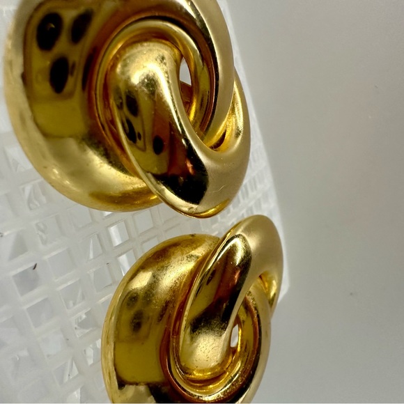2” Vintage Chunky Interlocking Gold-Tone Clip Earrings - Picture 6 of 7